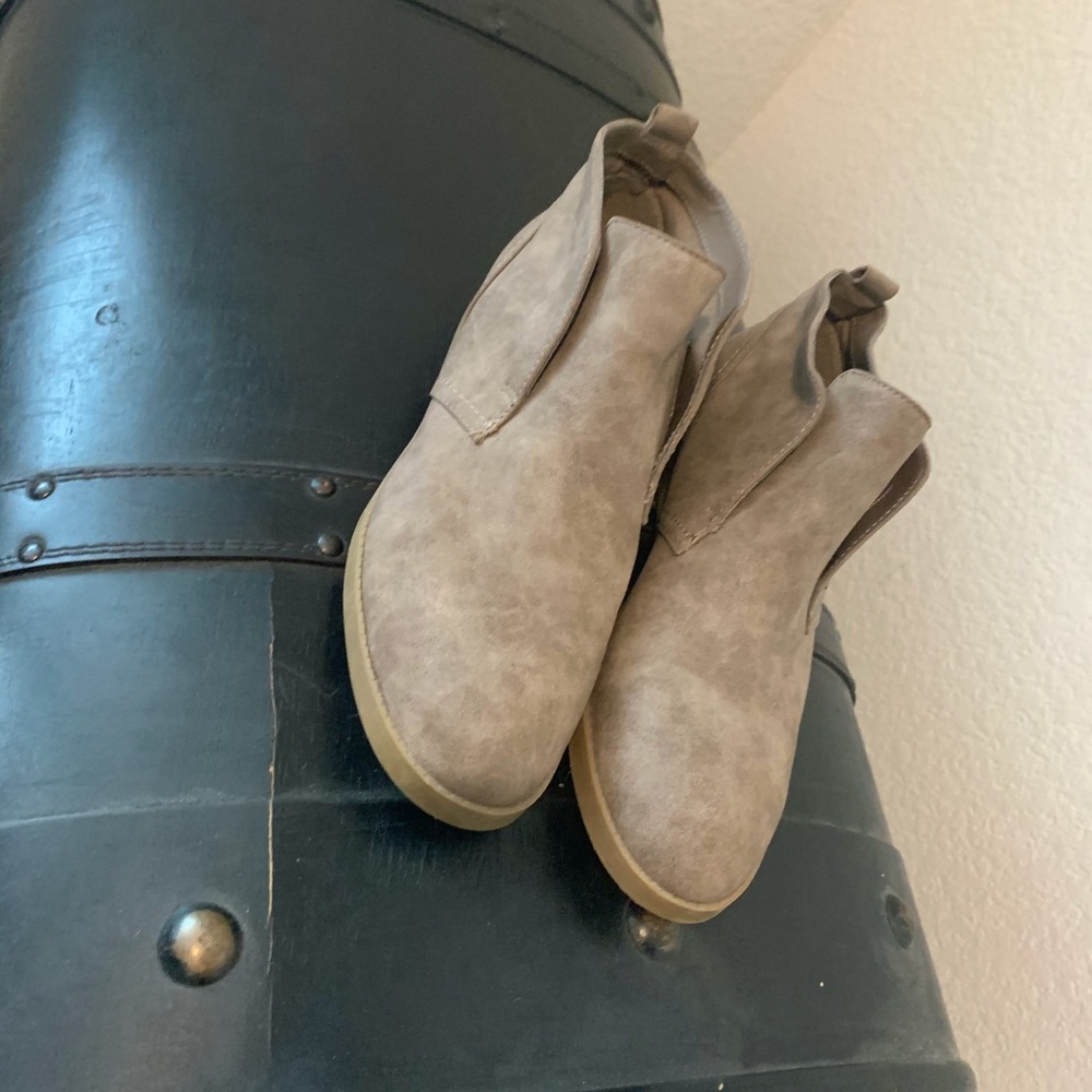 Flat shoes